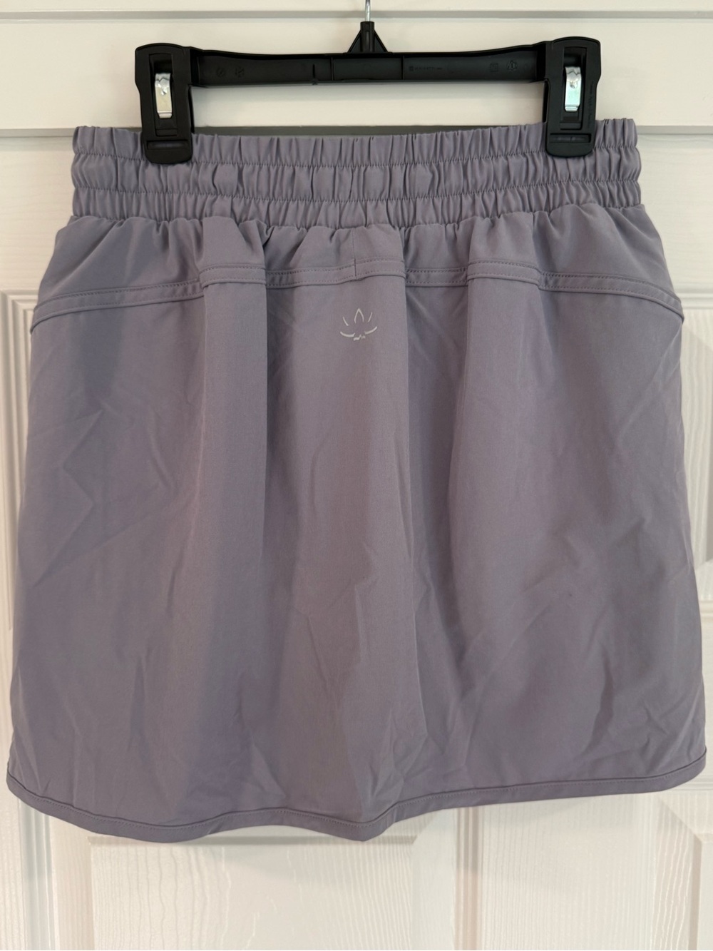 Beyond Yoga Woven in Stride Lined Stretch Athletic Skirt in Cloud Gray - Picture 3 of 5